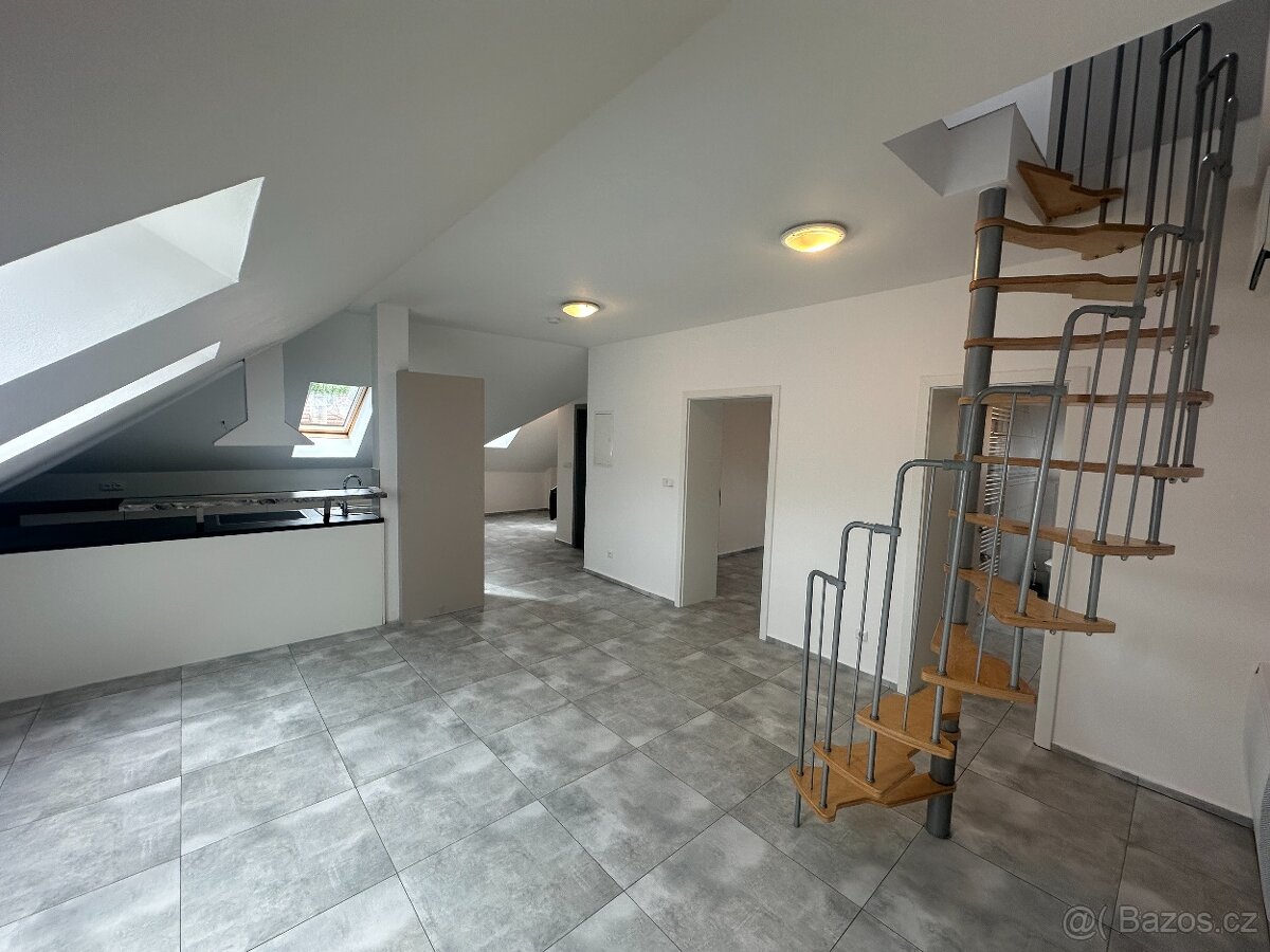 Slunný podkrovní mezonet 3+kk (77,5 m²) s parkováním