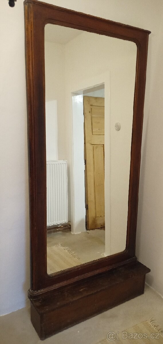 Velké starožitné zrcadlo