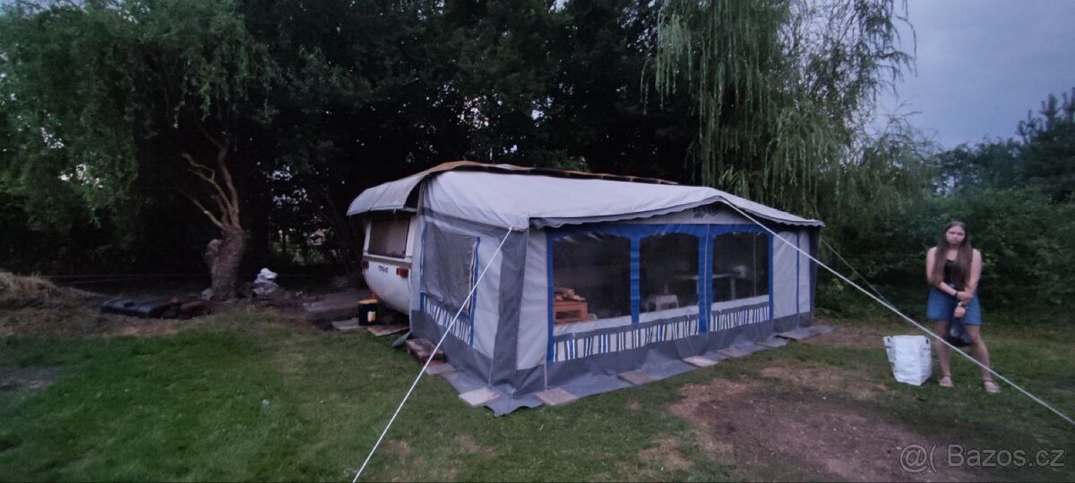 Karavan na pevné stání