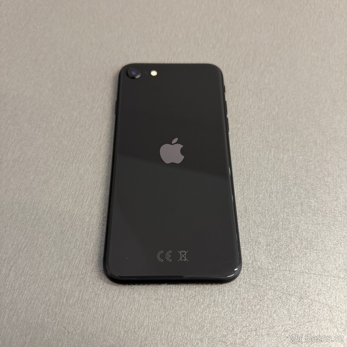 iPhone SE 2020 64GB, pěkný stav, 12 měsíců záruka