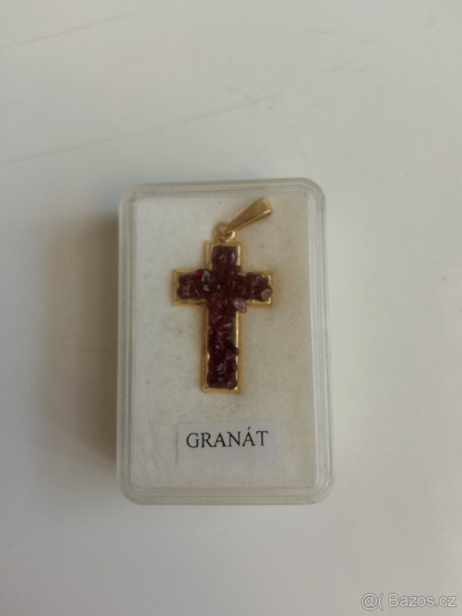 Křížek s granáty bižuterie/šperk