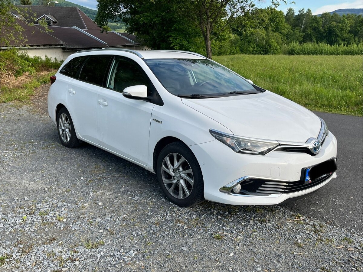 Toyota Auris 1.8i HYBRID, model 2019, naj.94xxx km