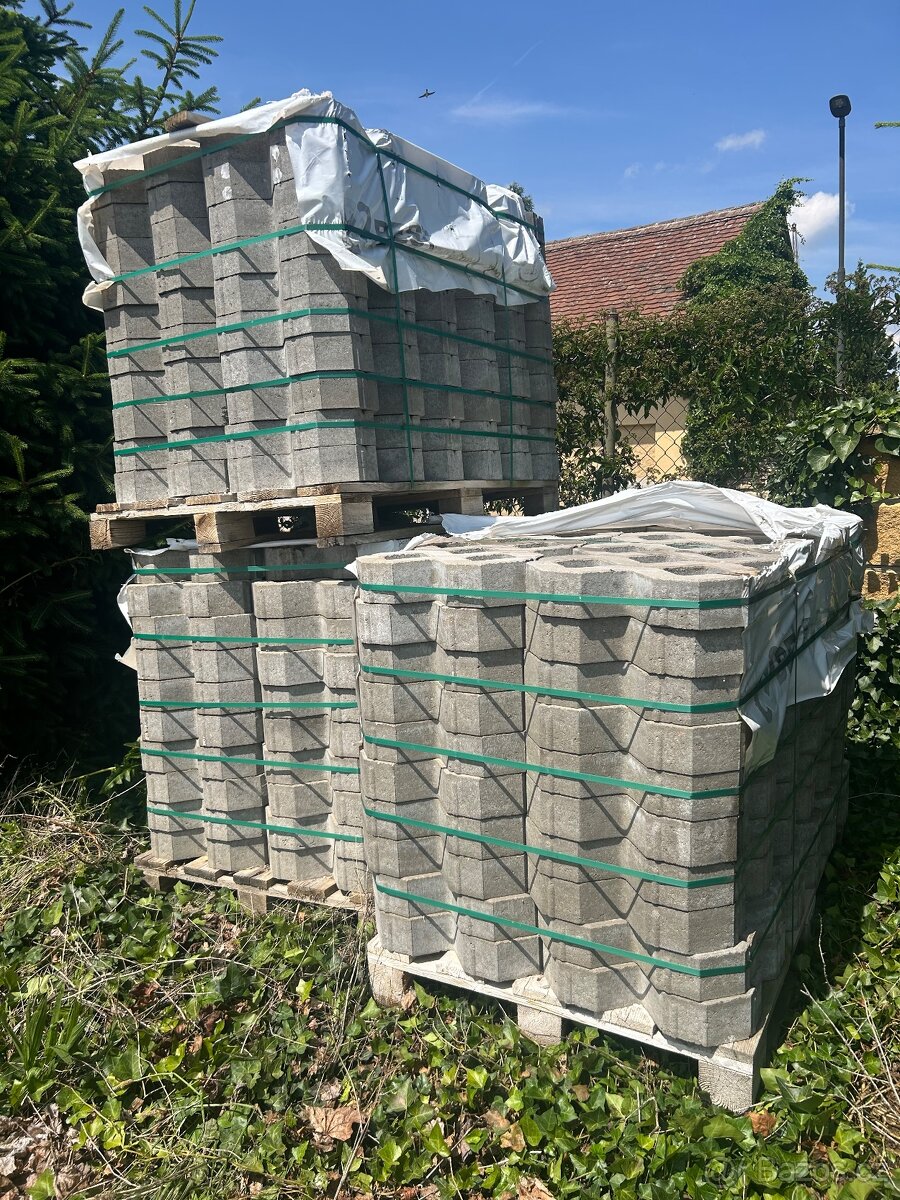 Zatravňovací dlažba