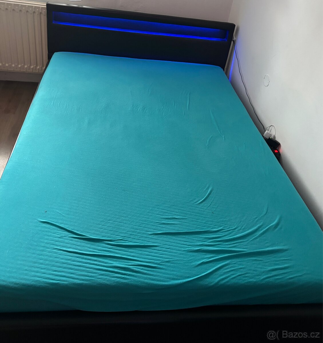 Černá koženková postel s uložnými prostory a led osvětlením