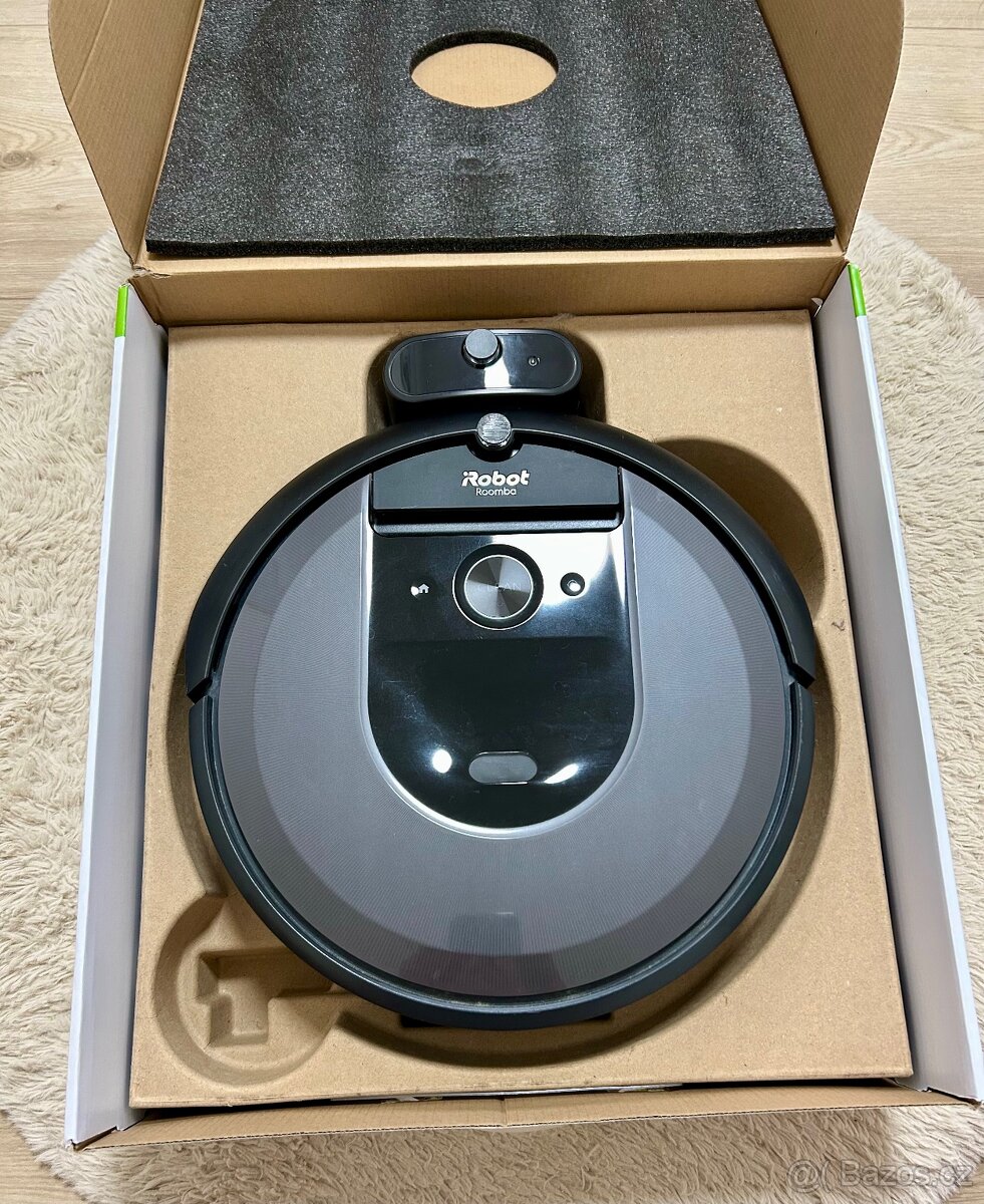 Robotický vysavač iRobot Roomba i7 / černá