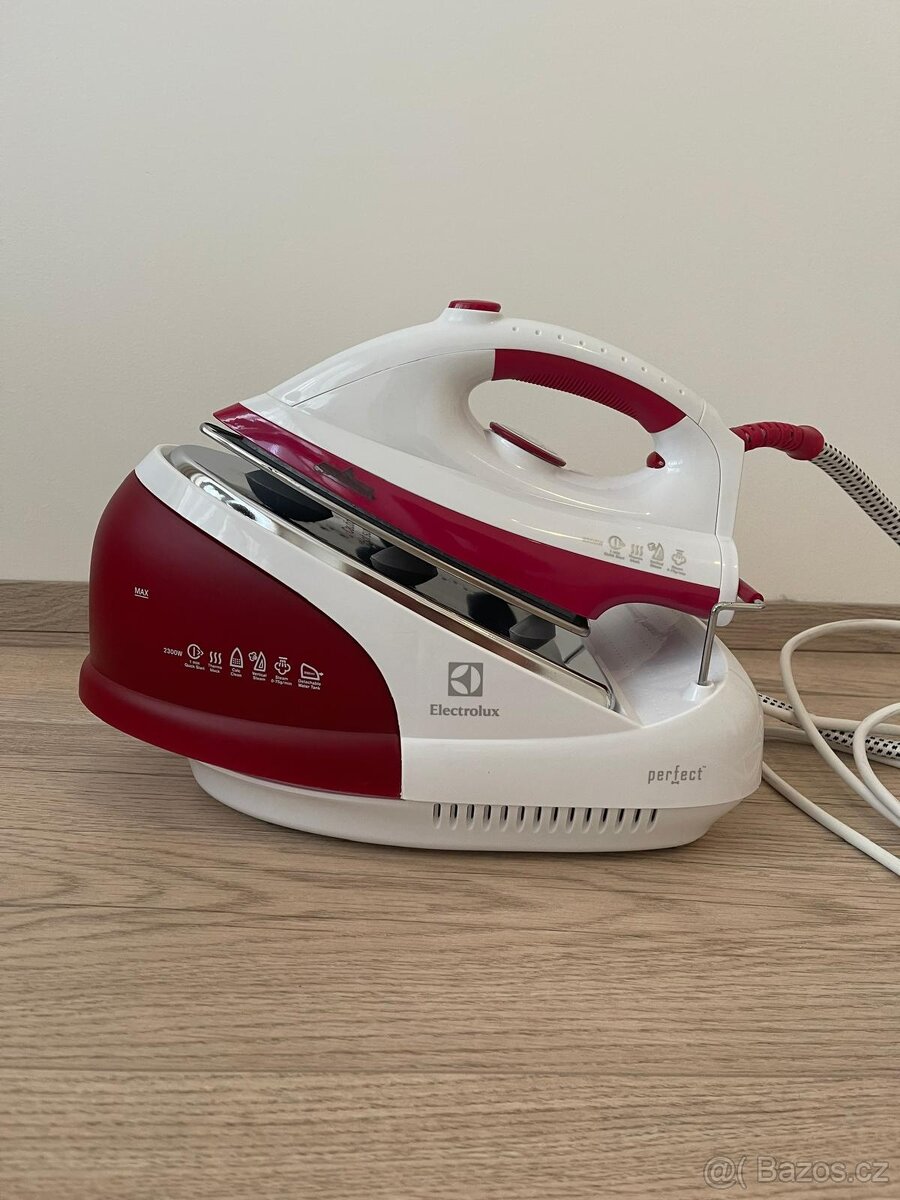 Žehlička Electrolux s parní stanicí