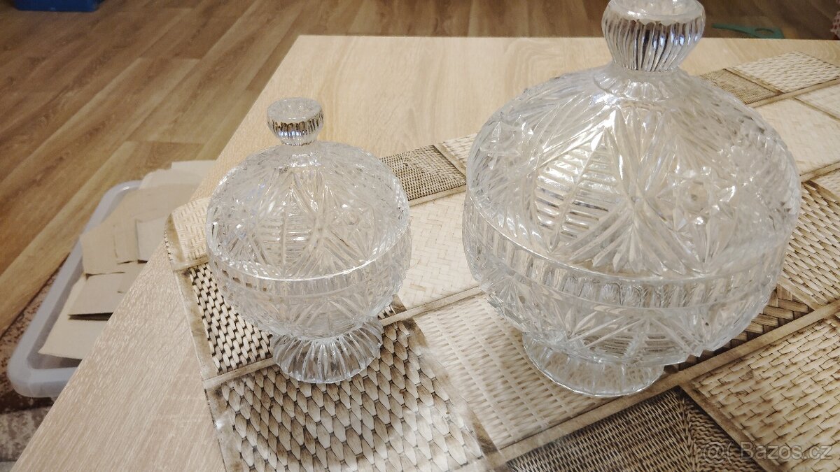 Sada broušených dóz