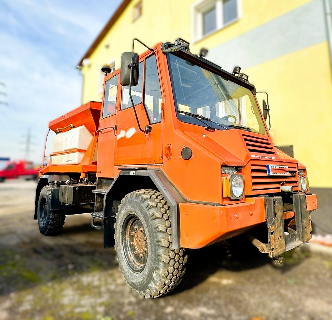 Praga UV 80 sypač s radlicí neboli český Unimog