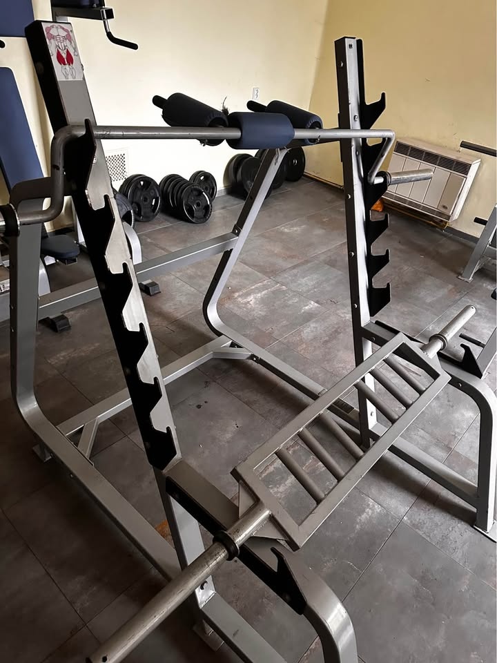 Prodám kvalitní a robustní klec na dřepy – pevná konstrukce