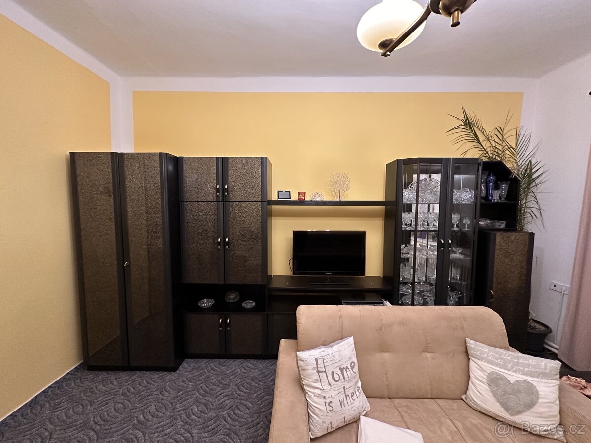 🛋️ Nabízím k prodeji: Starší černo-hnědá obývací stěna