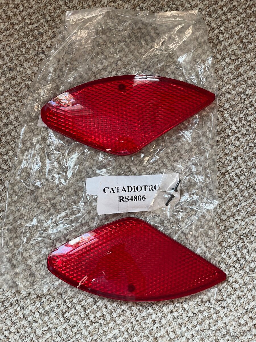 Odrazky Piaggio Beverly na topcase 48 litrů