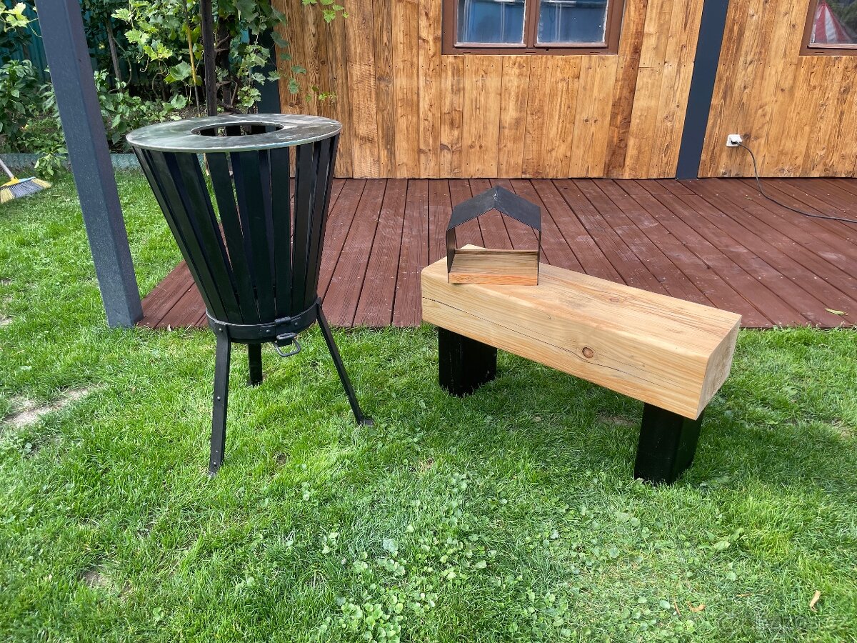 Zahradní gril s Lavičkou a Ptačí budka.