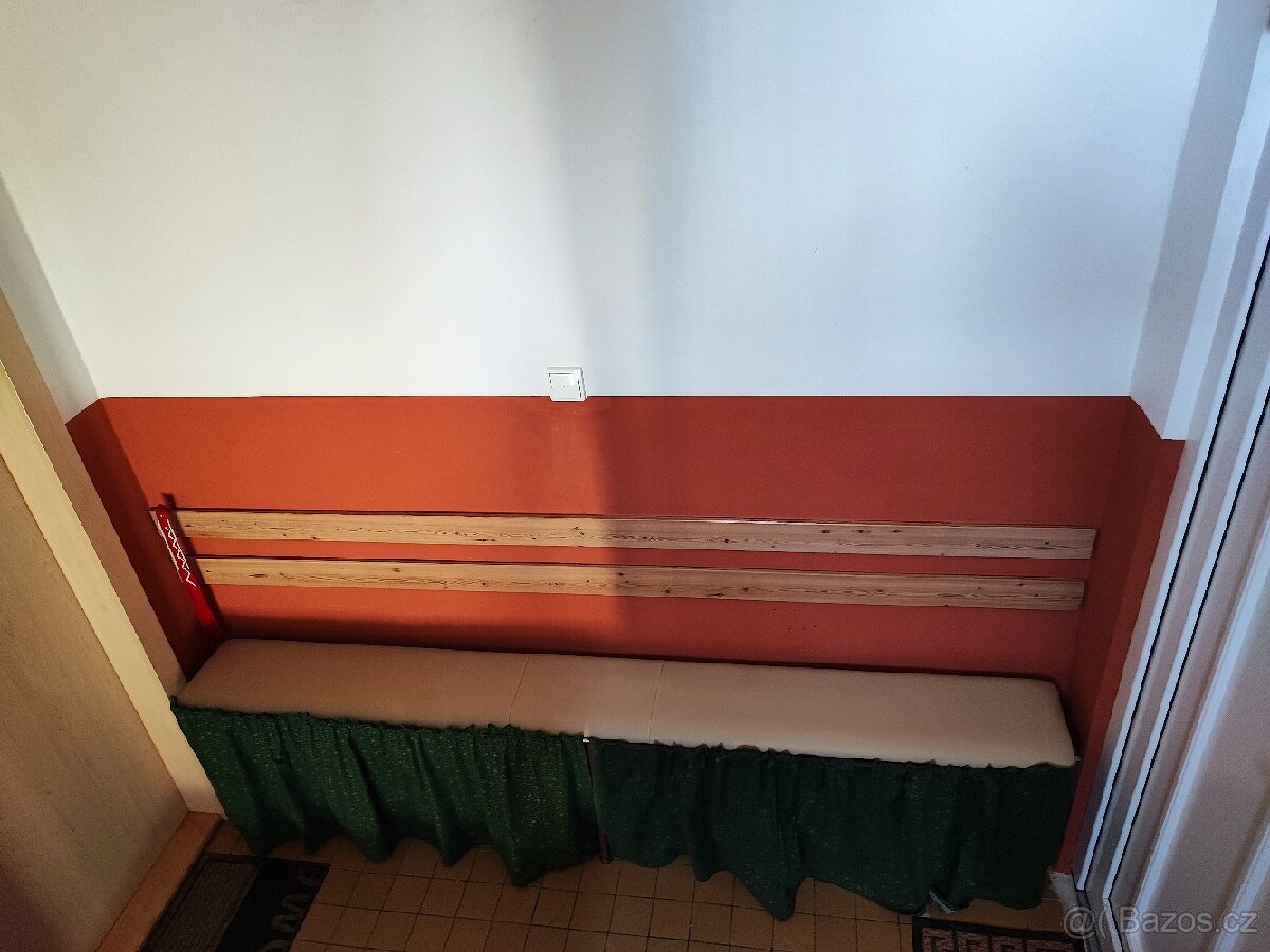 Lavice botník.Sedací plocha béžová koženka