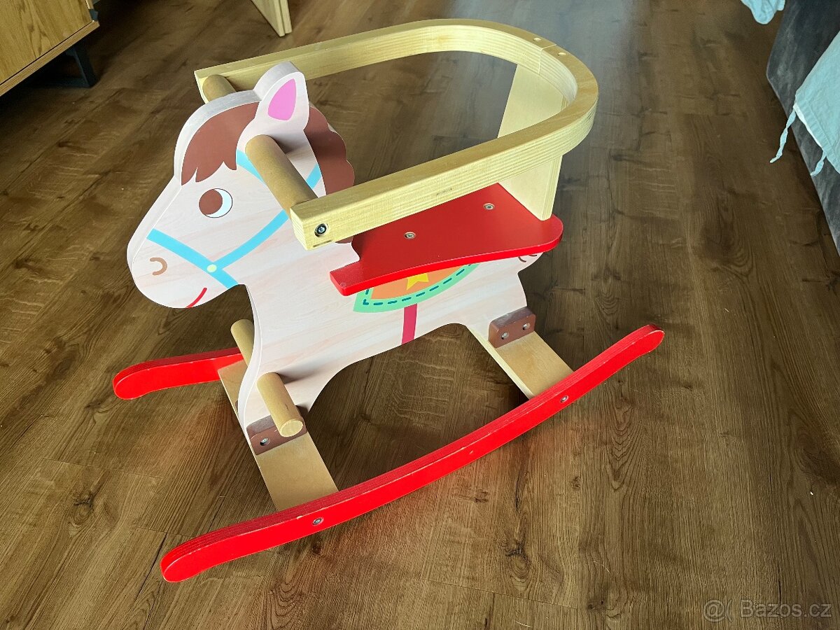 Dřevěný houpací kůň