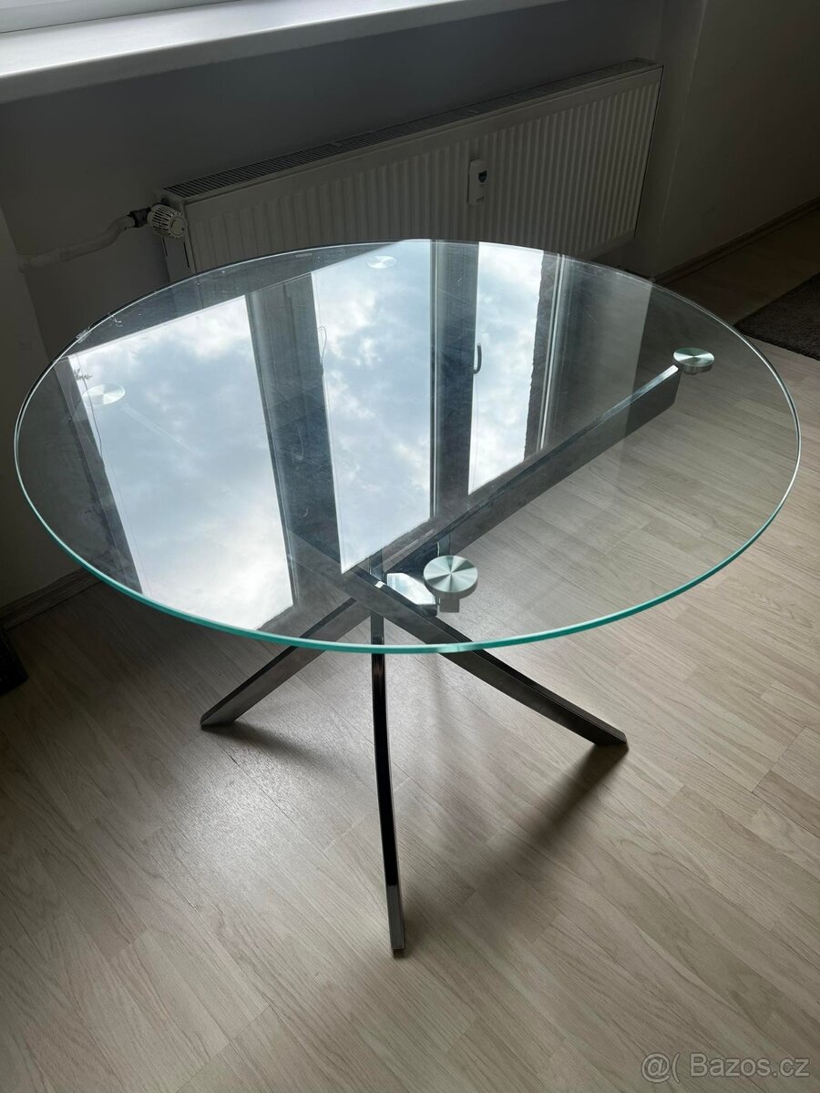 Kulatý skleněný stůl
