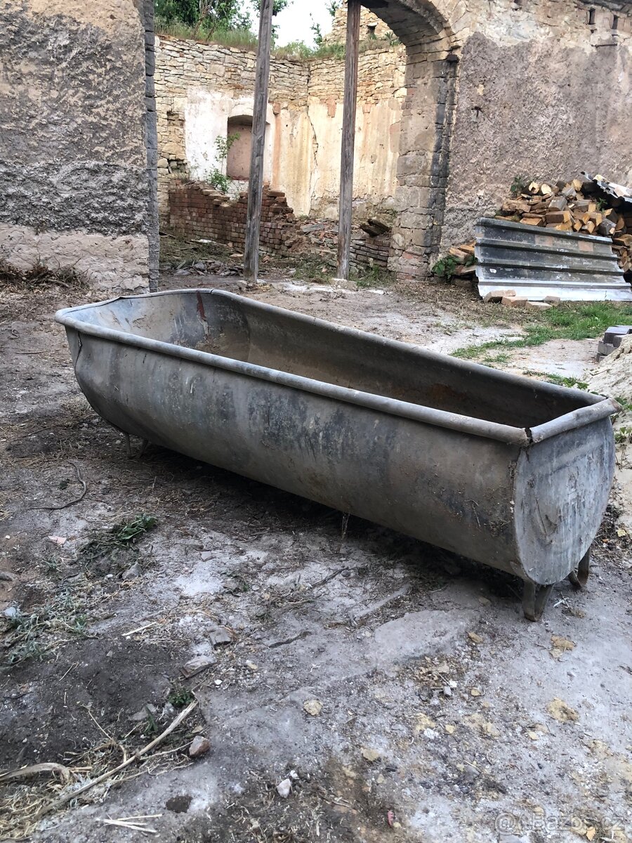 Stará plechová vana na zahradu