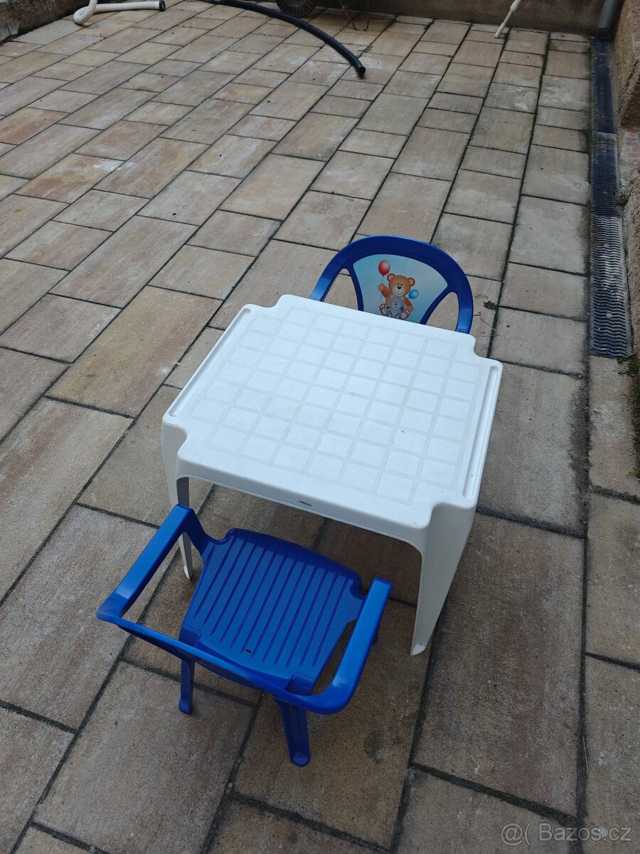 Stůl a 2 židle pro děti