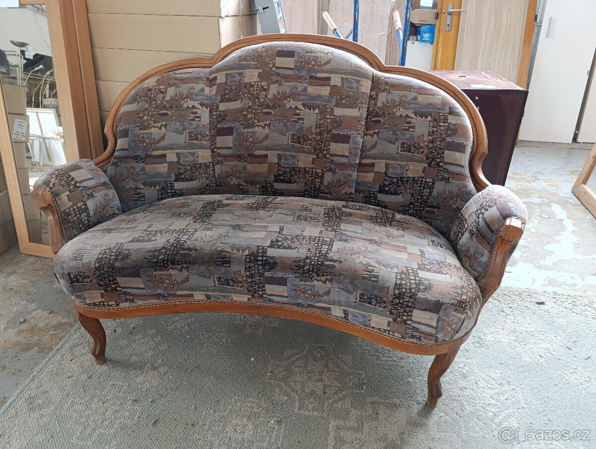 Starožitná sofa.