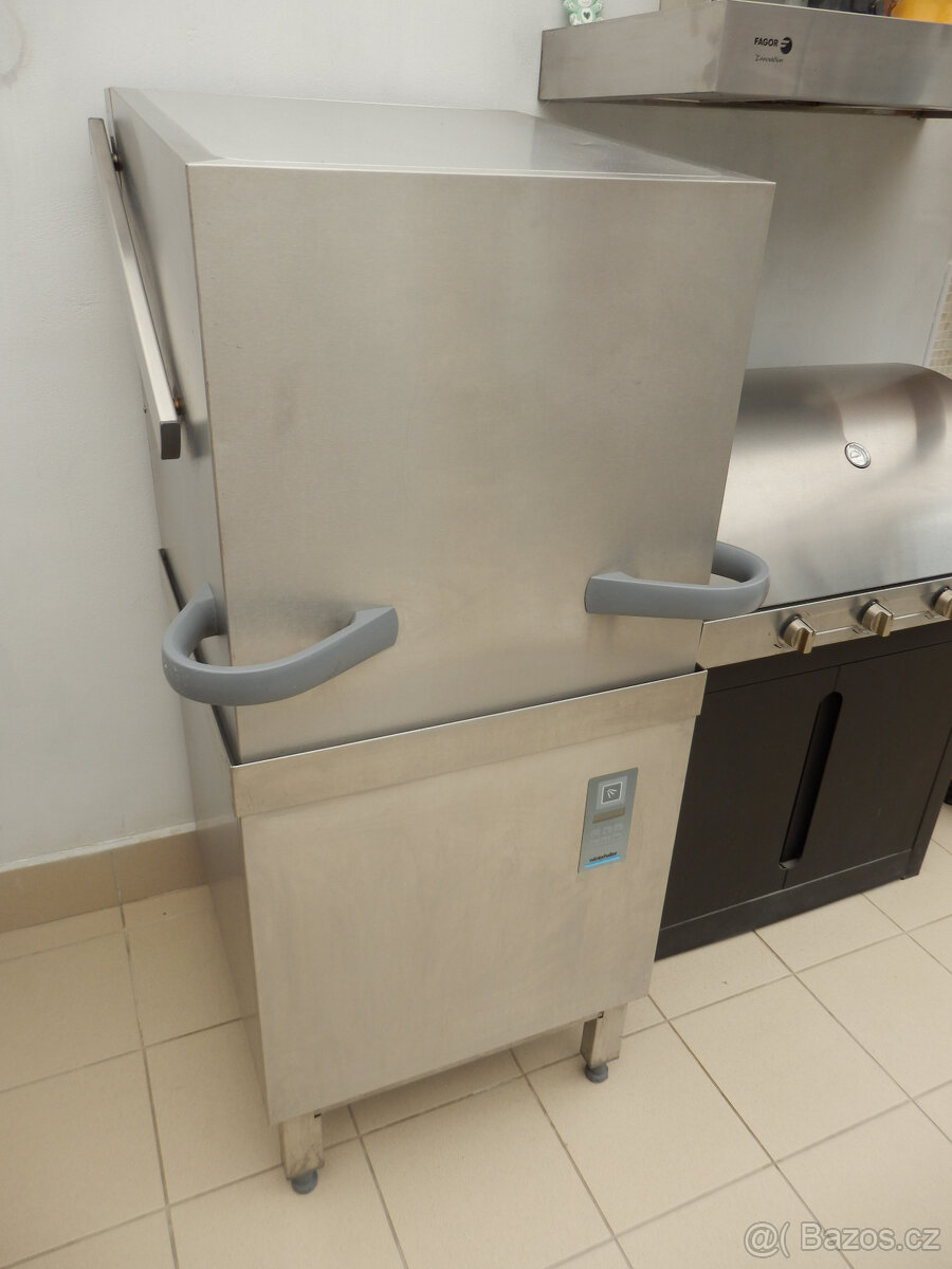 Průchozí myčka Winterhalter PT-500