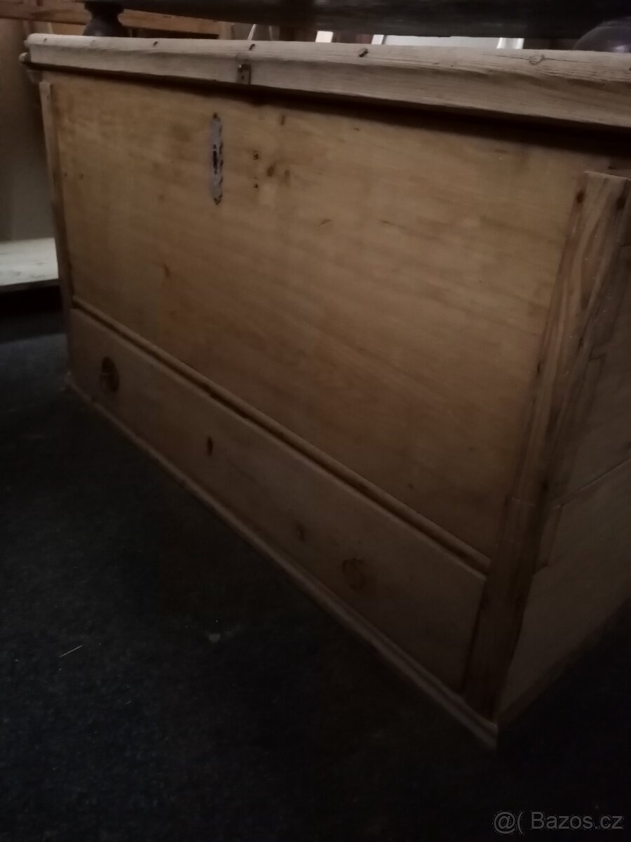 Starožitná selská truhlokomoda