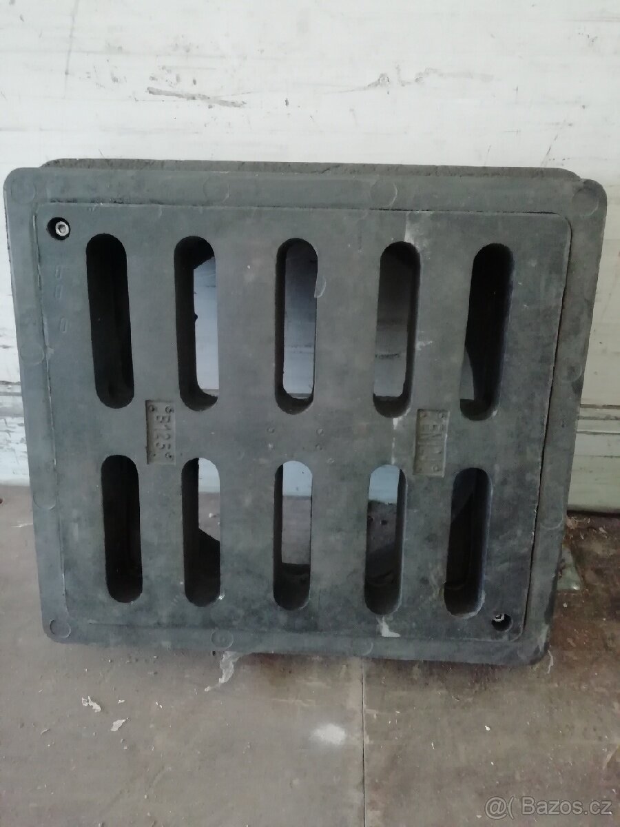 Nové kanalizační víko z lisovaného plastu.