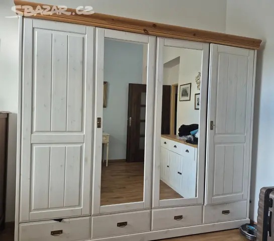 Šatní skříň masiv