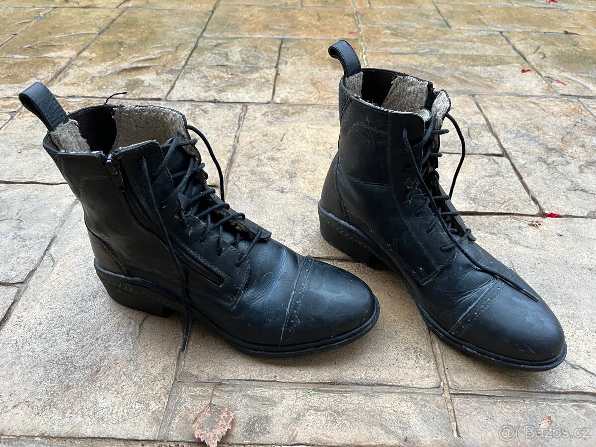 Zimní jezdecká pérka