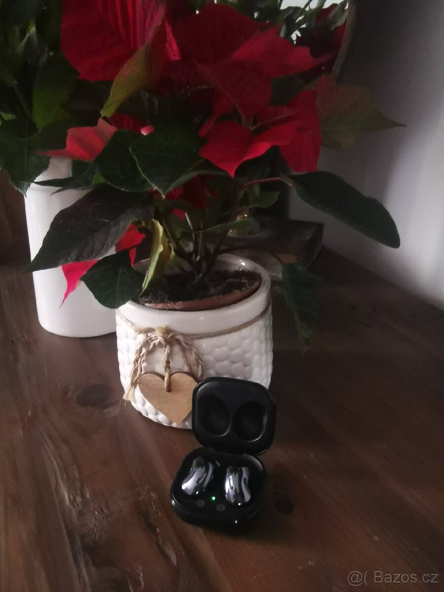 bezdrátová sluchátka Samsung Galaxy Buds Live
