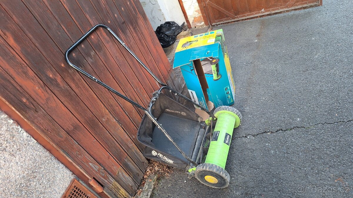 Vretenova sekacka na travu