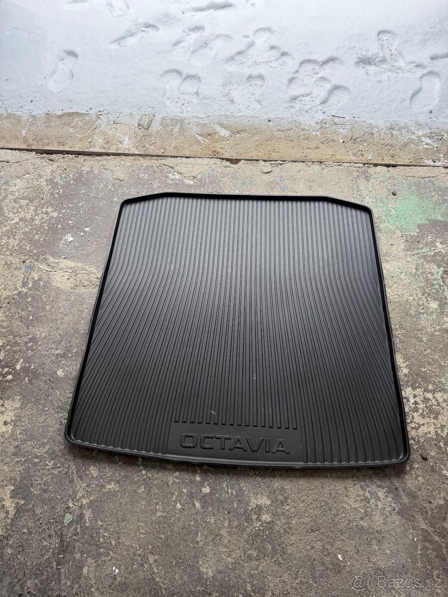 Gumová podložka do kufru