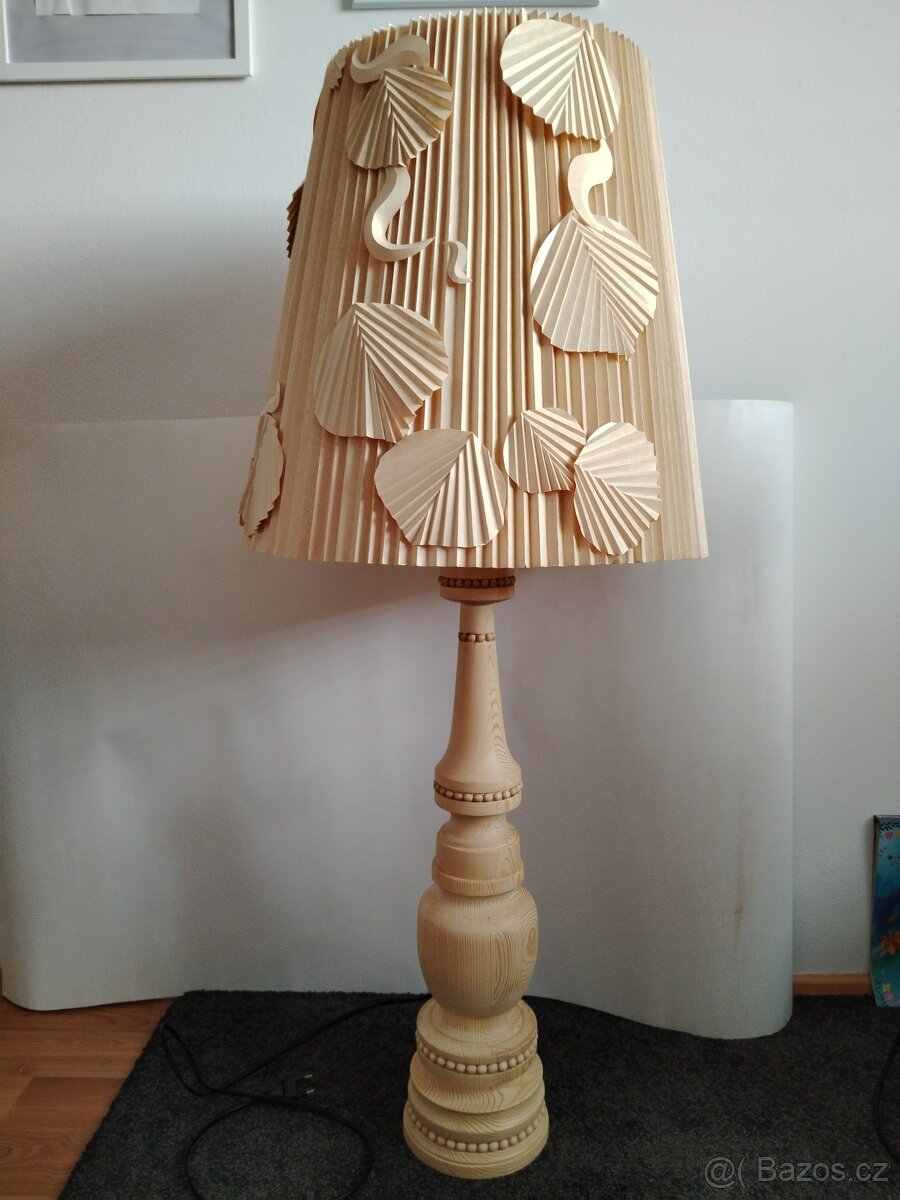 Lampa dřevěna,uplně nová.Jedinečný kus