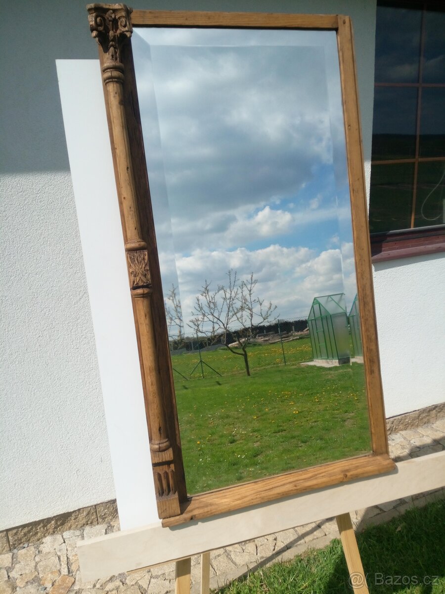 Zrcadlo ve starém okenním rámu