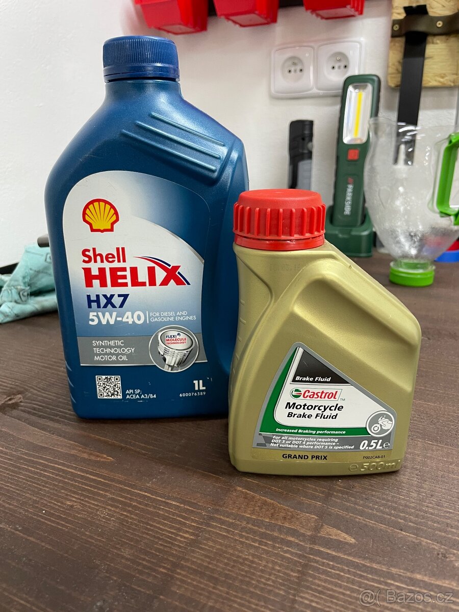 Olej Shell Helix HX7 5W-40 a Castrol brzdová kapalina