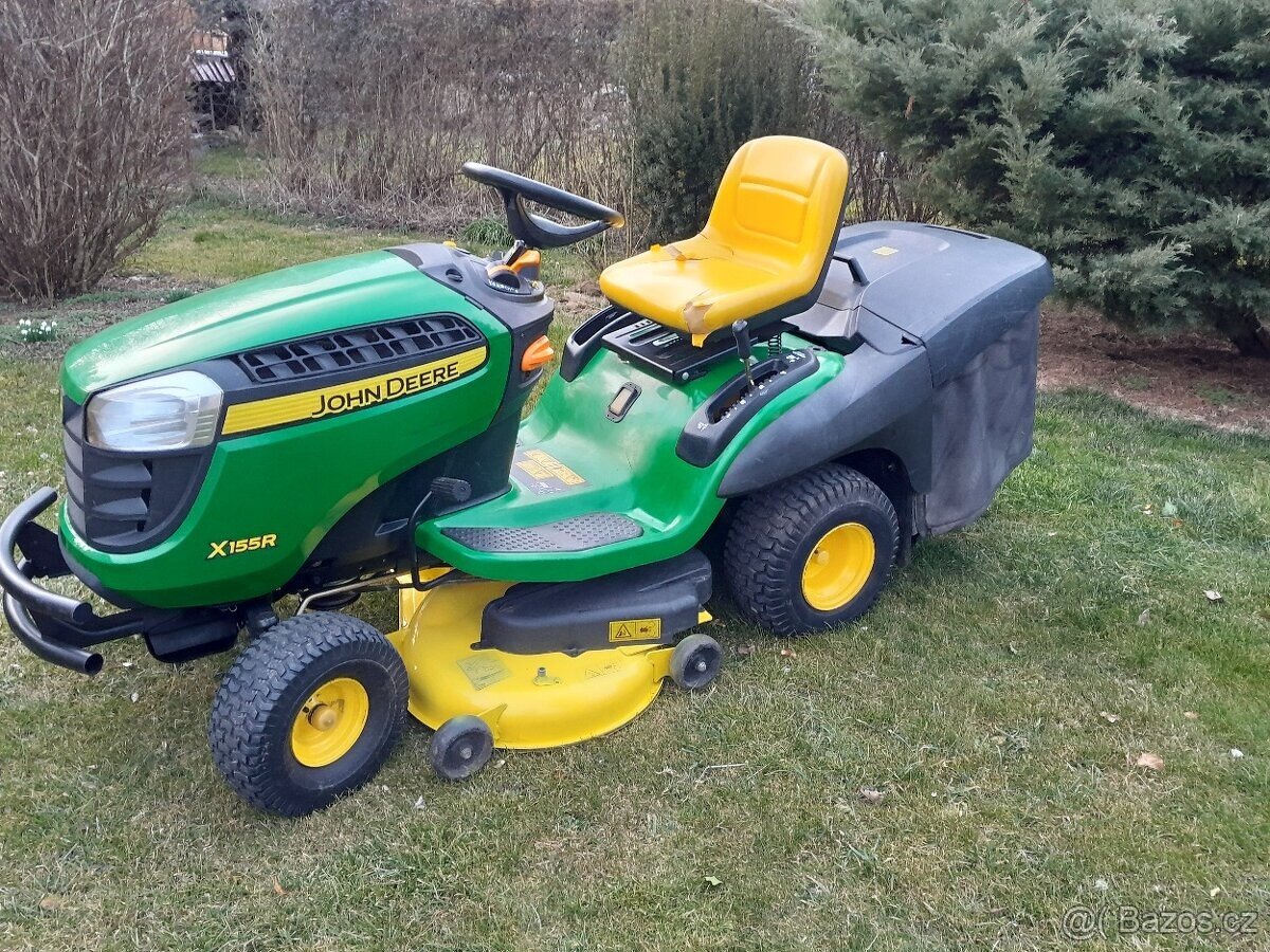 John Deere X 155 R - zahradní traktor