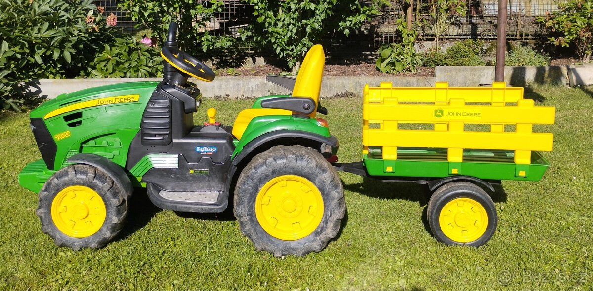 Elektrický traktor John Deere