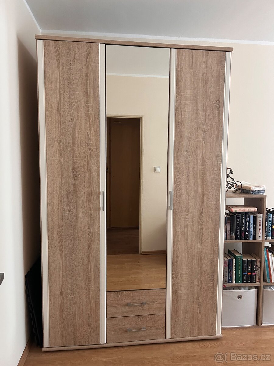 Třídveřová skříň se zrcadlem
