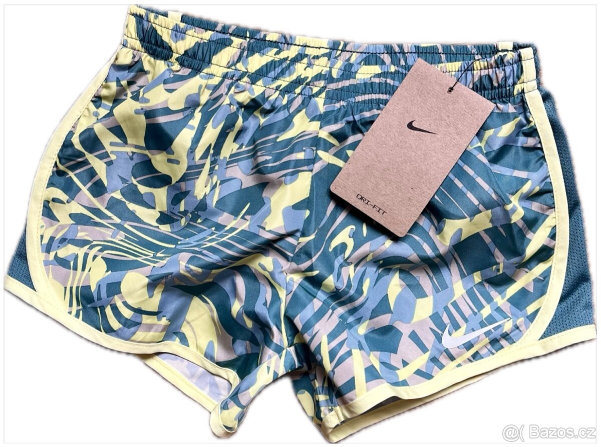 Krásné holčičí nové kratásky Nike vel.116
