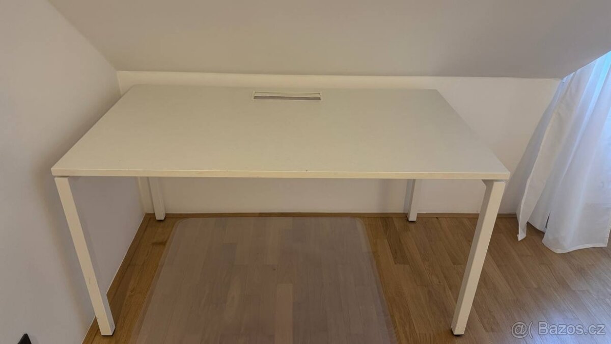 Pracovní stůl bílý s průchodkou na kabely