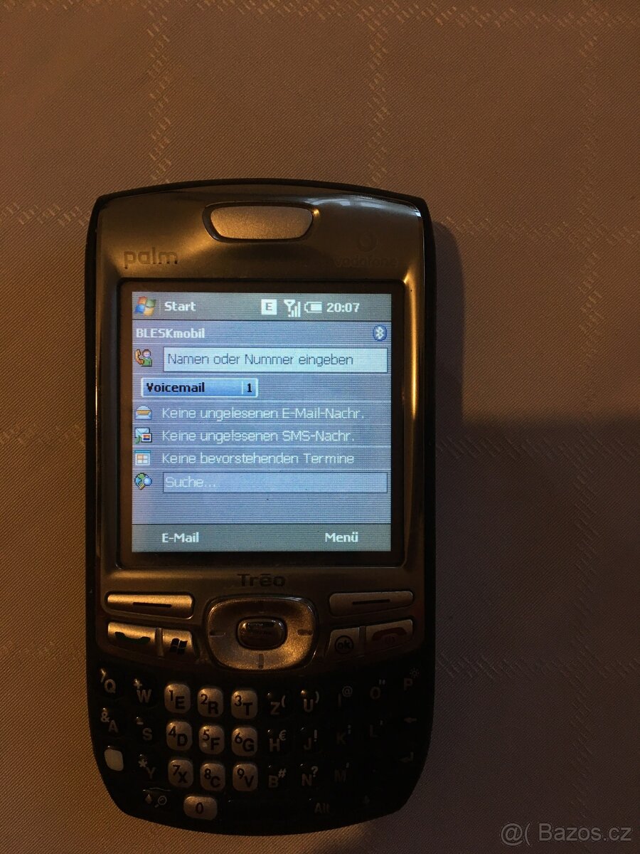 Palm Treo 750v s kolébkou a stylusem