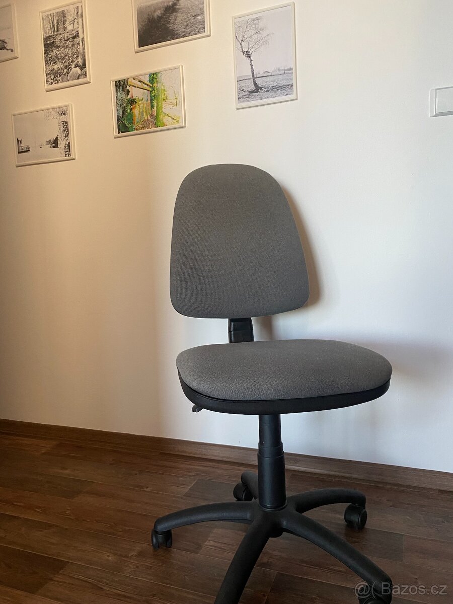 Polstrovaná otočná židle s kolečky k psasímu stolu