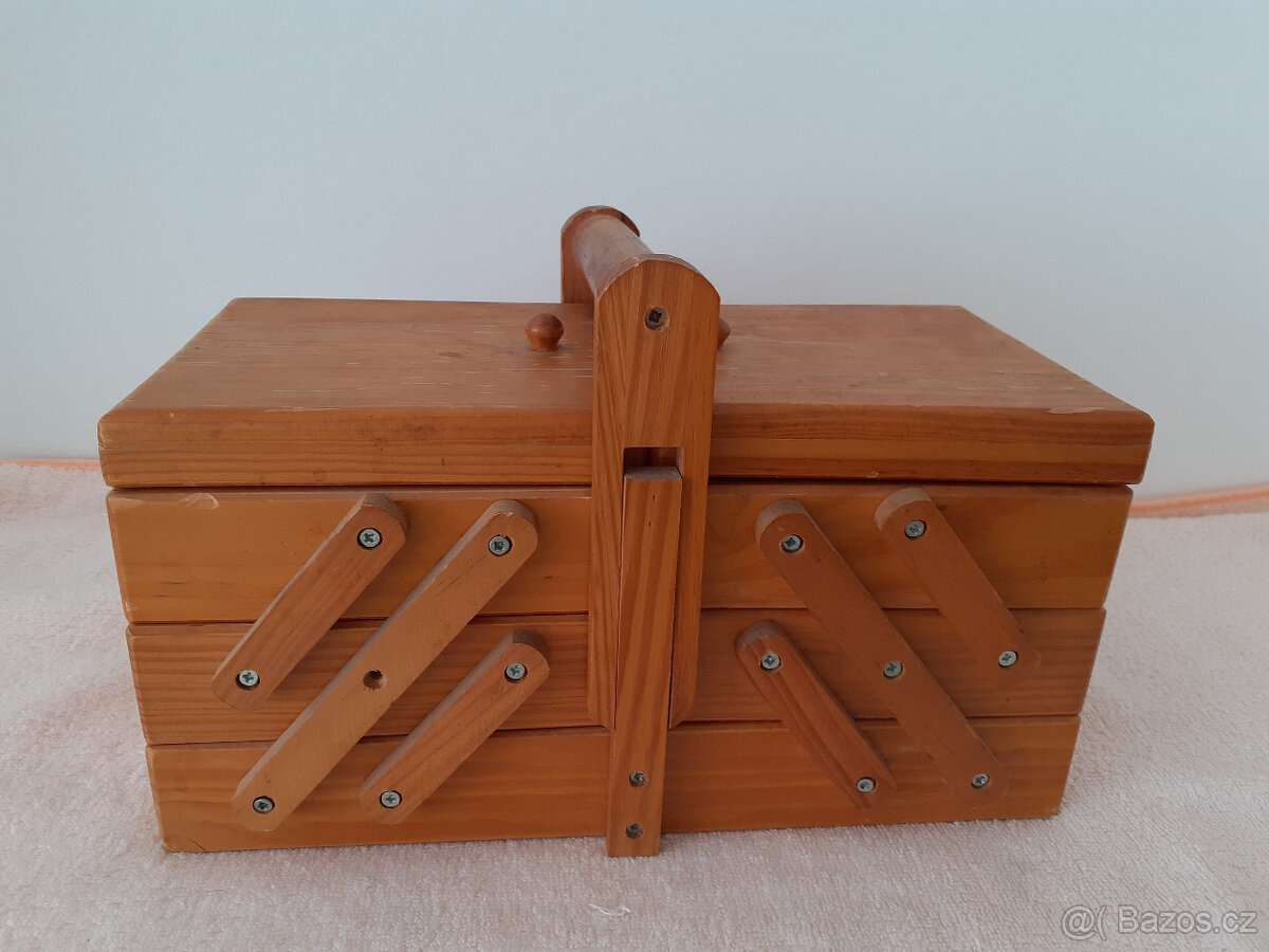 Stará dřevěná skříňka na šitíčko