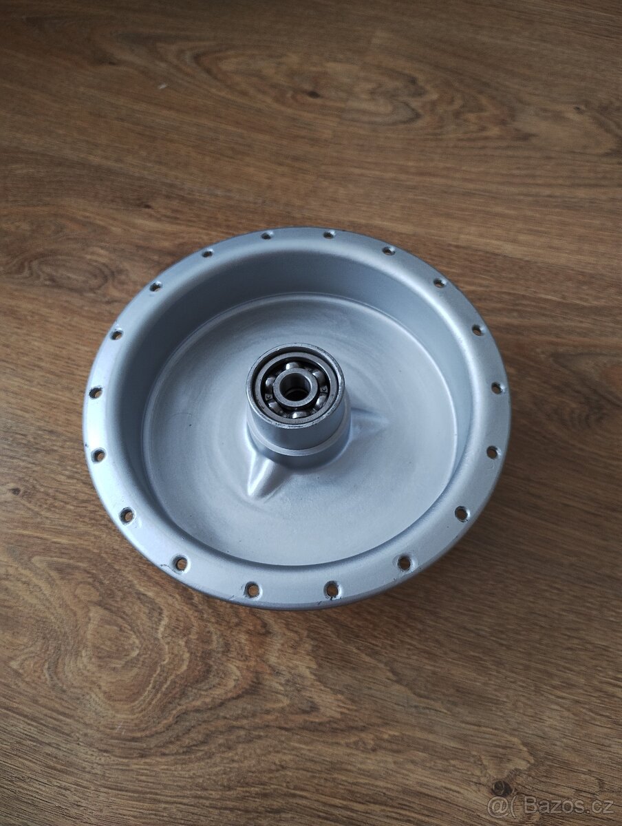 Prodám krásný střed kola Jawa pérák 250 Janeček 150mm