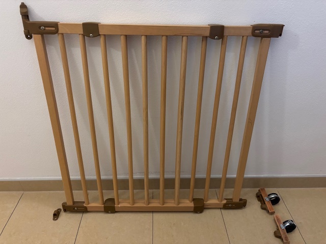 dětská zábrana na schody (hnědá barva)