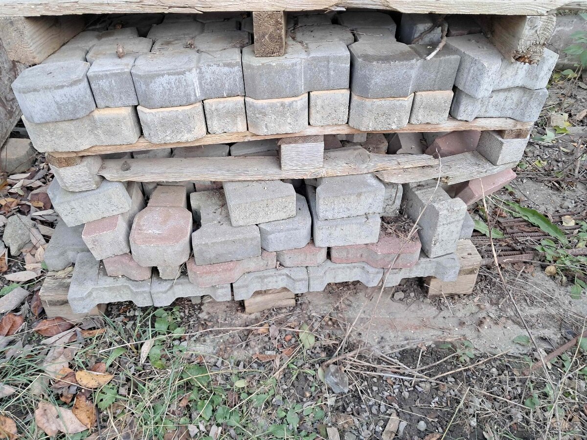 Zbytky zámkové dlažby, různé druhy - za odvoz