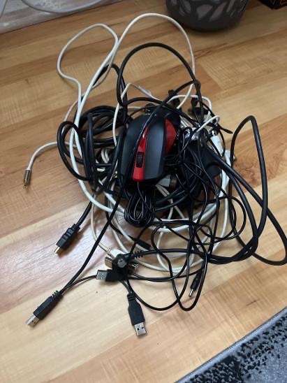 Různé kabely, USB, redukce, apod.