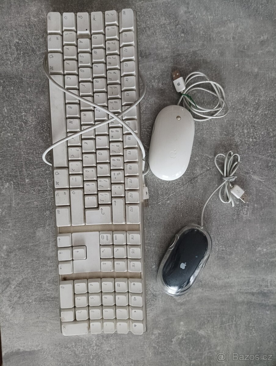 Apple stará klávesnice a dvě myši, USB A