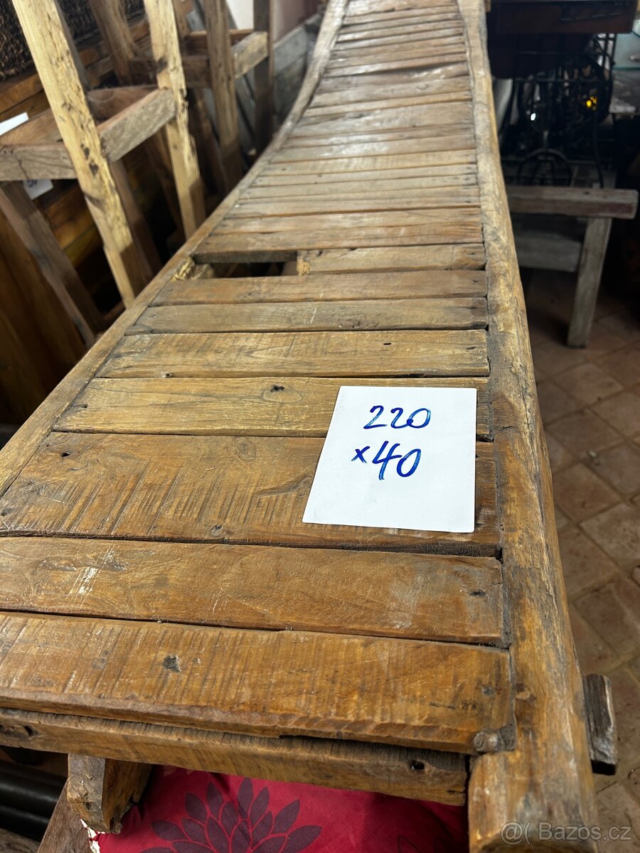Dřevěná lavice prohnutá