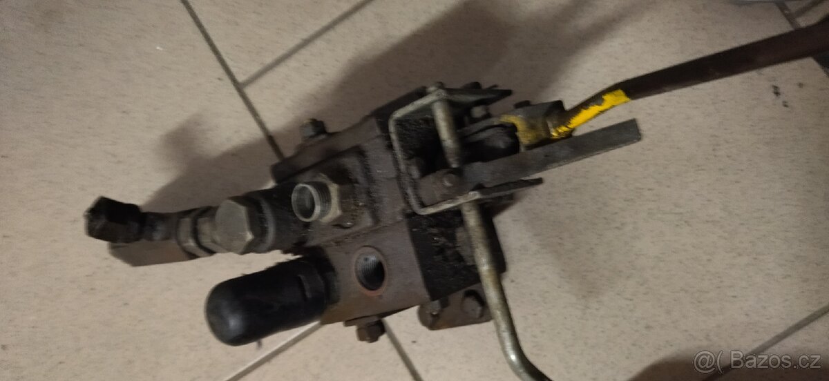 Hydraulický rozvaděč a hadice