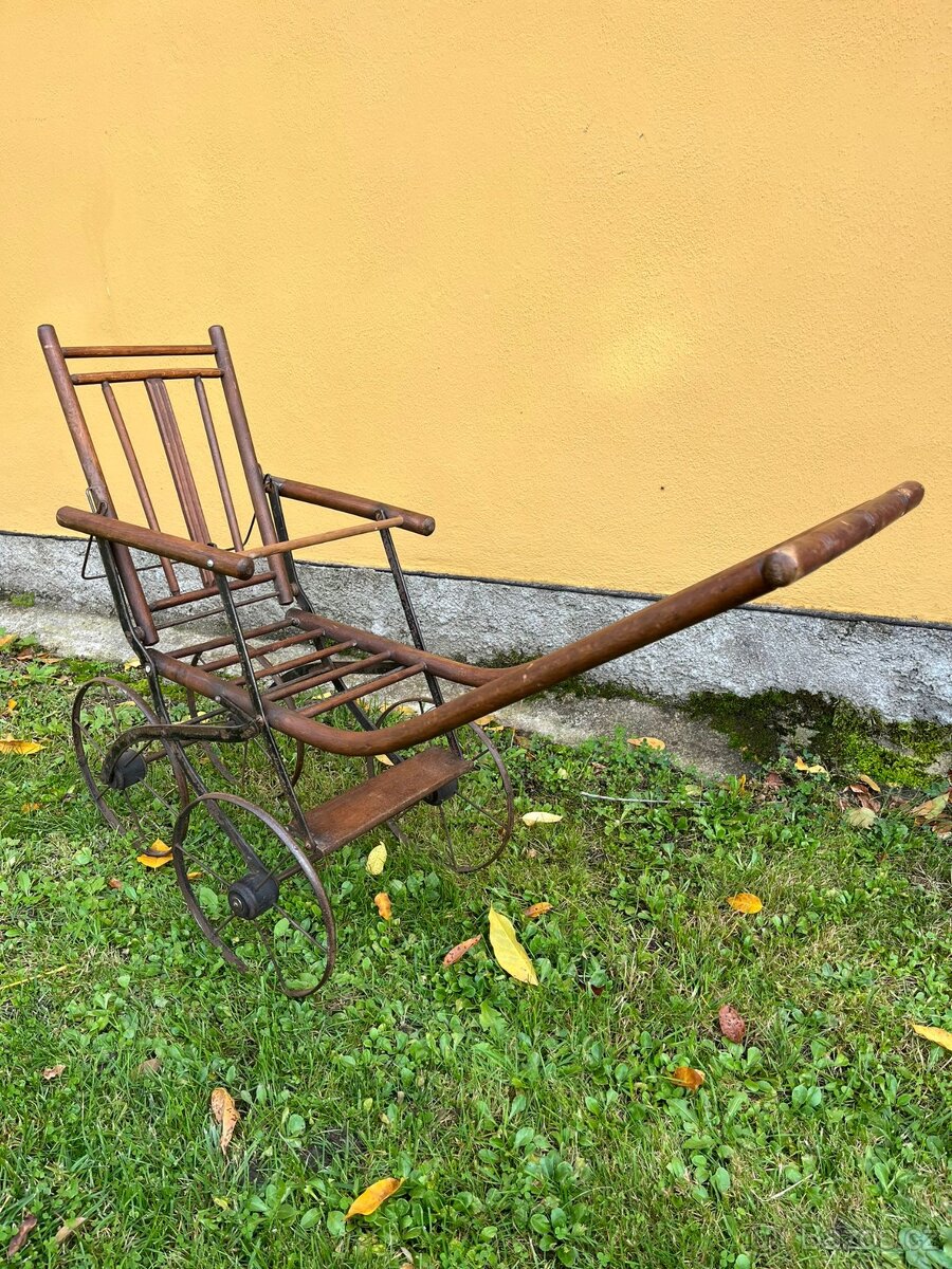 Starožitný skládací kočárek pro panenky