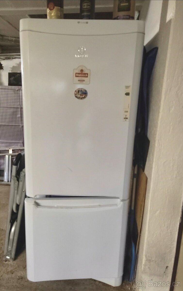 Velká lednice s mrazákem Indesit